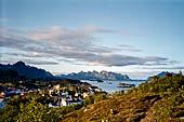Le isole Lofoten Norvegia. Panorami di Kabelvag (Austvagoya) con lo Storvagan, l'immenso blocco di granito del Vagekallen (942 m), punto di riferimento famoso nei panorami di questa zona.